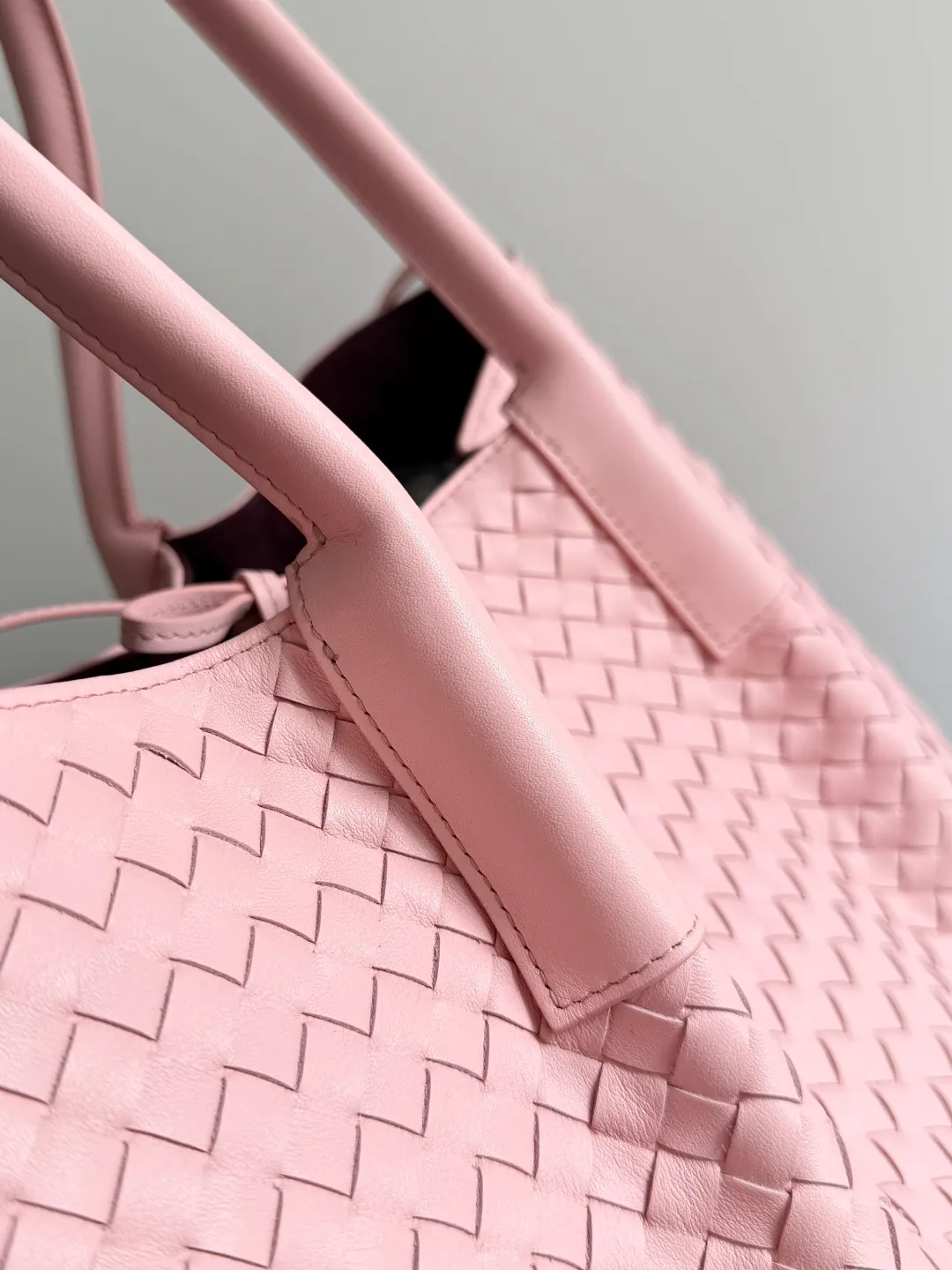 Batch 2660 Bottega Veneta 2025 new product PINACOTECA bag, iconic weaving process, skillfully crafted with 10mm Intrecciato process and equipped with suede lining. Four small strips of leather add character to the design and make the bag more stable. Relaxed yet sophisticated, casual yet refined, suede lining and double-sided design, suitable for shoulder and hand carry. The four straps can be adjusted into different shapes. One pack can be switched between two uses, easily integrating into your daily rhythm. Style number: 817166 Size: 43*23*17.5cm